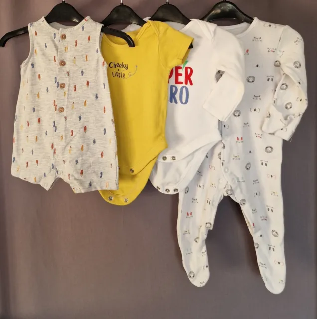 Pacchetto vestiti per bambine età 0-3 mesi. Usato. Condizioni perfette.