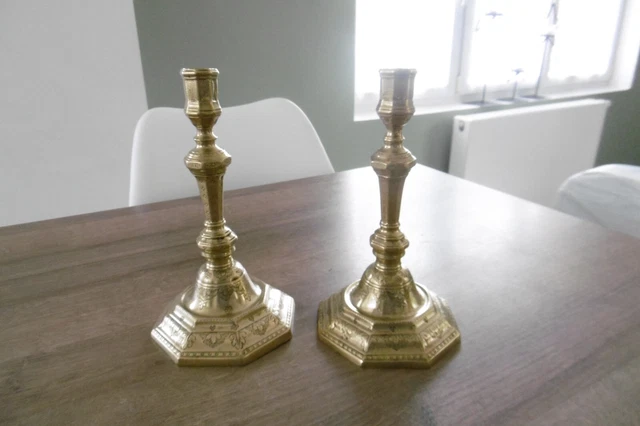 Ancienne paire de bougeoirs en bronze époque  XVIII  siècle