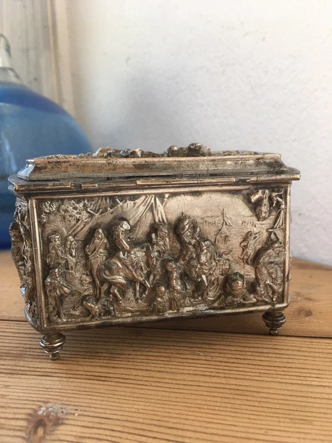 Boîte à Bijoux Ancienne En Métal Argenté – Couple En Relief, Intérieur Rouge