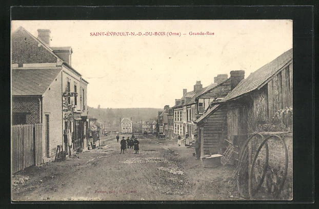 CPA Saint-Evroult-Notre-Dame-du-Bois, Grande-Rue, vue de la rue am Cafe
