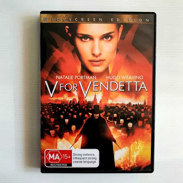 HUGO WEAVING and NATALIE PORTMAN in V FOR VENDETTA (2005), directed by  JAMES MCTEIGUE. - SuperStock