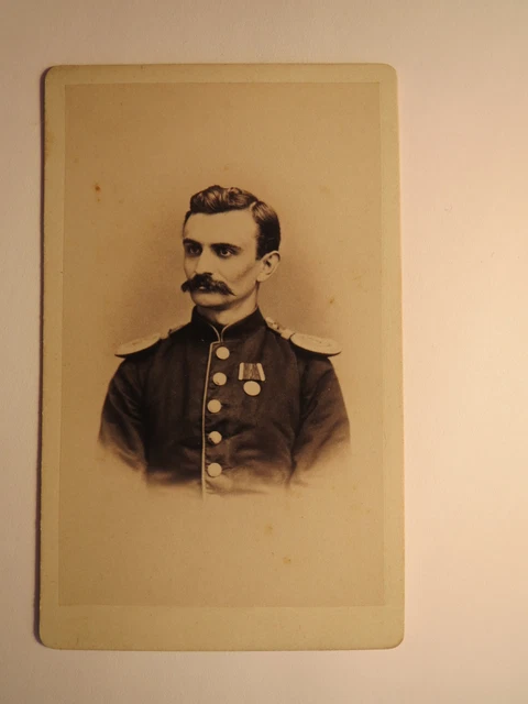 Berlin - Soldat in Uniform mit Epauletten & Orden - ca. 1860er Jahre / CDV