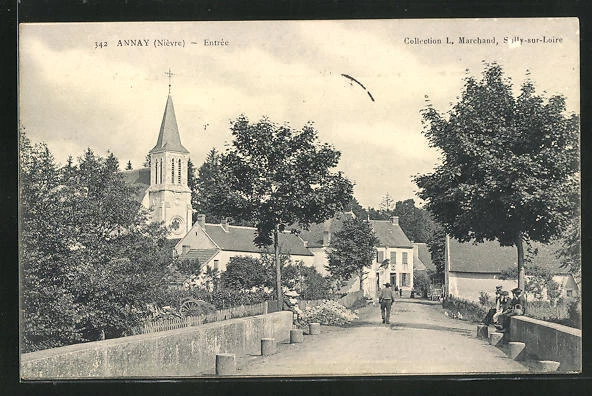 CPA Annay, Entrèe, vue de la rue avec l'Église