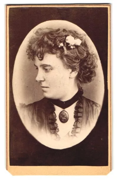 Fotografie Kratochwill, Vöslau, Portrait junge Frau mit gestylten Haaren und Br