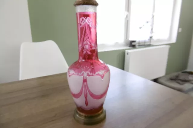 Ancien vase en cristal taillé de couleur rouge monture en bronze Baccarat ??
