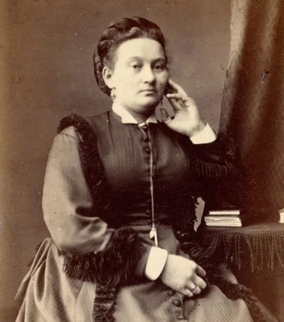 Alfred P Chambers Clapham Rd Antique CDV Carte De Visite Victorian lady portrait