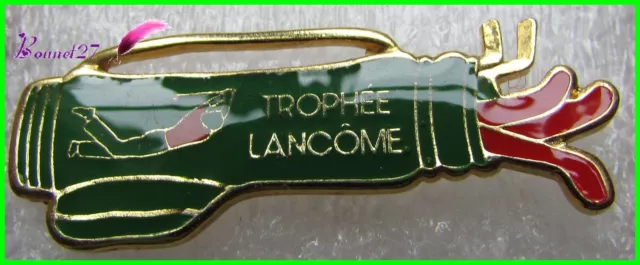 Pin's " TROPHEE LANCOME " Sport Un golfeur avec un sac de club vert  #1791