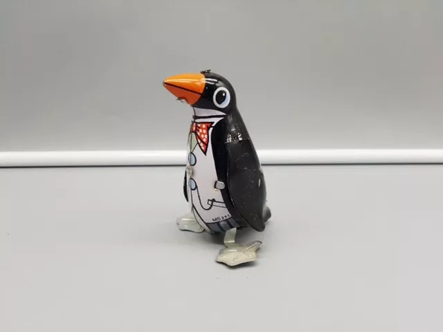 Altes Blechspielzeug - Watschelnder Pinguin