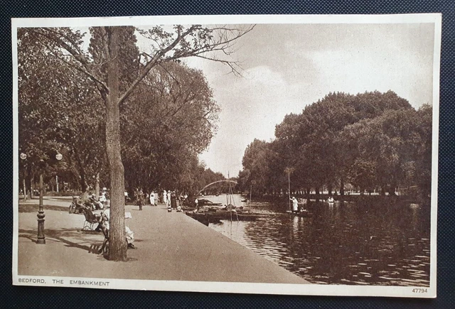 Unposted Vintage Photochrom Co B&W Postcard - Bedford. The Embankment (d)