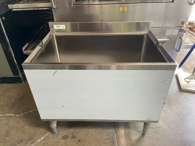 NEW 24x36 Stainless Back Bar Beer Bottle Box Ice Bin Regency 600BB2436 #8018 NEW 24x36 Stainless Back Bar Beer Bottle Box Ice Bin Regency 600BB2436 #8018