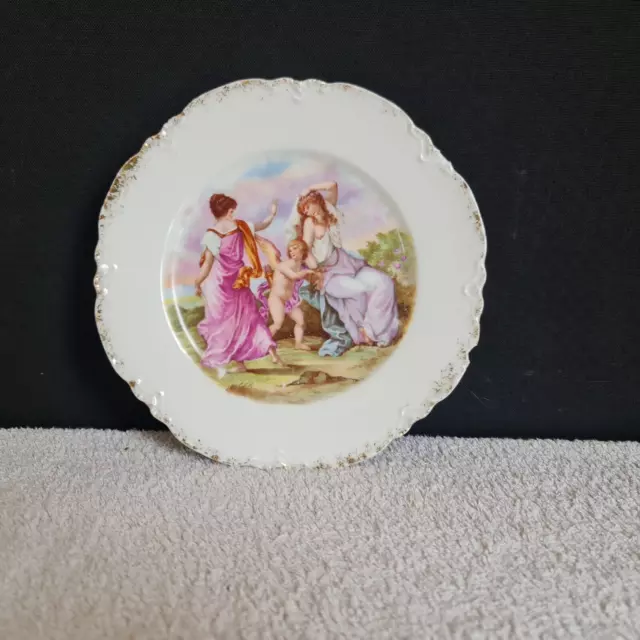 Ancienne assiette en porcelaine "Haviland" à décor de personnages - XXe