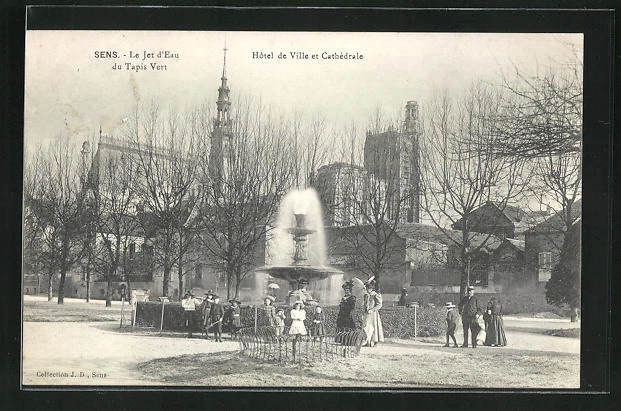 CPA Sens, Le Jet d´Eau du Tapis Vert, Hotel de Ville et Cathedrale