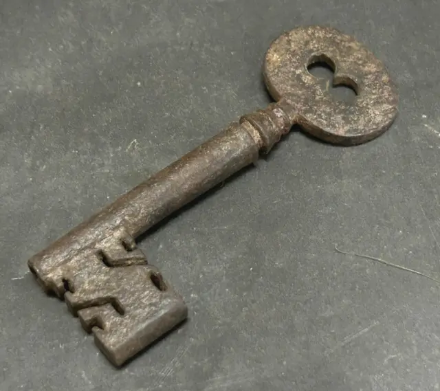 Old Vintage Rustic Iron Hand Forged Primitive Skeletn Padlock Lock Ornate Kay.