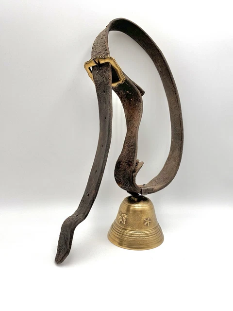 Très Ancienne Cloche De Vache Et Collier Cuir Devouassoud - Antiquité France