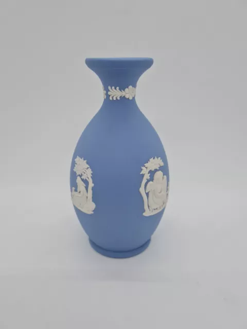 Wedgwood Jasperware Vase, blau / weiß mit Relief, Nr 61, England, 12,5 cm hoch