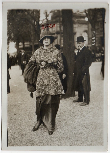 Photo la fashion au races c.1912 curious woman - fashion Paris hat