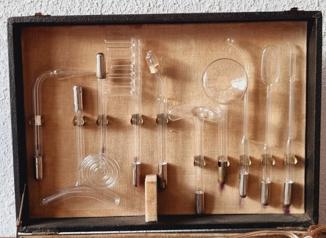 Altes, deutsches ANGU=LUX Hochfrequenz Reizstrom Therapiegerät im Koffer um 1920 9