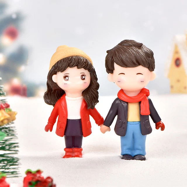 2pcs Couple Statues Compact Decorative Lovely Small Couple Sculptures Sturdy