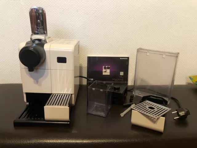 Nespresso DeLonghi Kaffeemaschine Kaffeeautomat Milchaufschäumer EN550.W weiss €