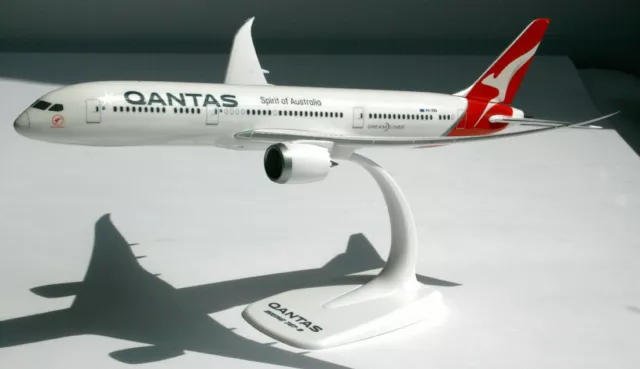 Qantas Airways - Boeing 787-9 1:200 Herpa Snap-Fit 611770 Flugzeug Modell B787