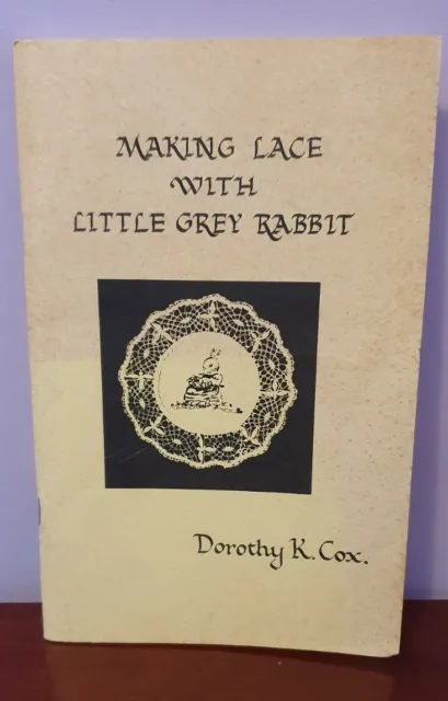Hacer encaje con pequeño libro gris conejo, Dorothy K. Cox