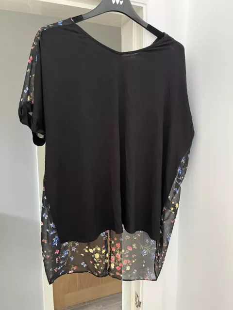 Lovely Ladies Top By Papaya In Size 18.  VGC