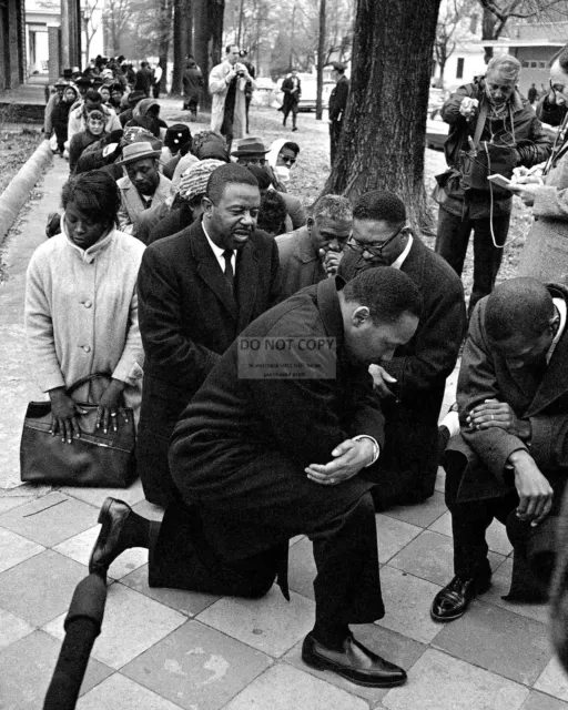 11X14 Photo - Dr. Martin Luther King, Jr. Leads Group In Prayer In Selma (Rt341)