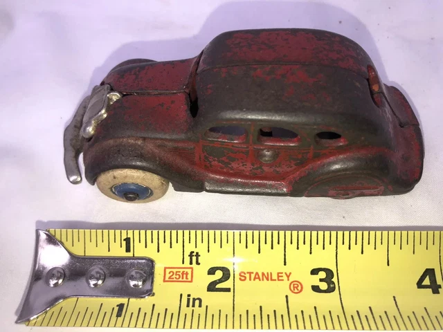 Old cast-iron Arcade or Hubly airflow car,vintage 1930s toy,white rubber tires￼