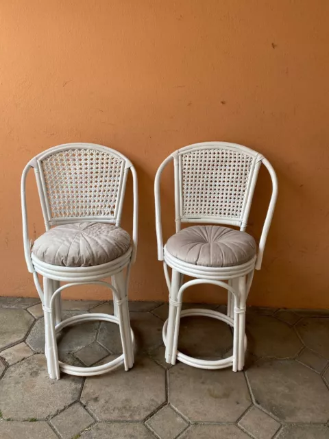 Paire De Chaises En Rotin Et Osier Patinées En Blanc Forme Ronde