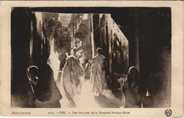 CPA AK MAROC FES Une rue pres de la Mosquée MOULAY-IDRISS (10306)