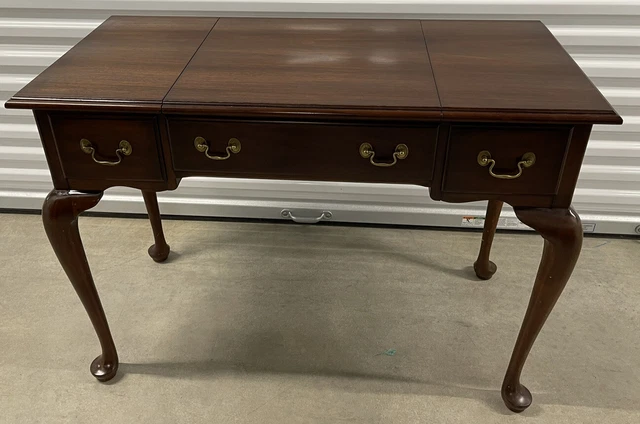 Henkel Harris Mahogany Powder Table, Vanity, or Desk Style 2704
