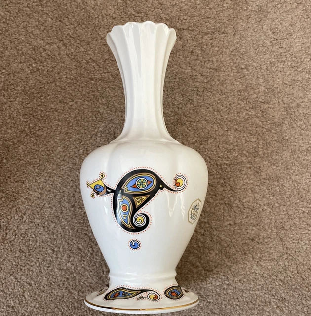 VINTAGE IRISH ROYAL Tara Fine Bone China Celtic pattern vase, approx 8