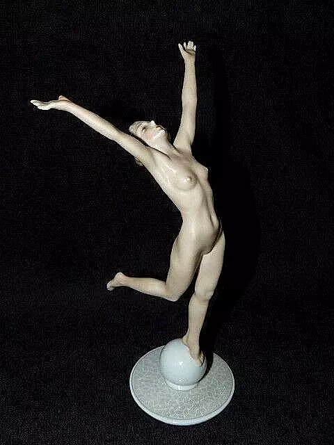 Porcelaine de Hutschenreuther: jeune femme nue sur son ballon par K. Tutter