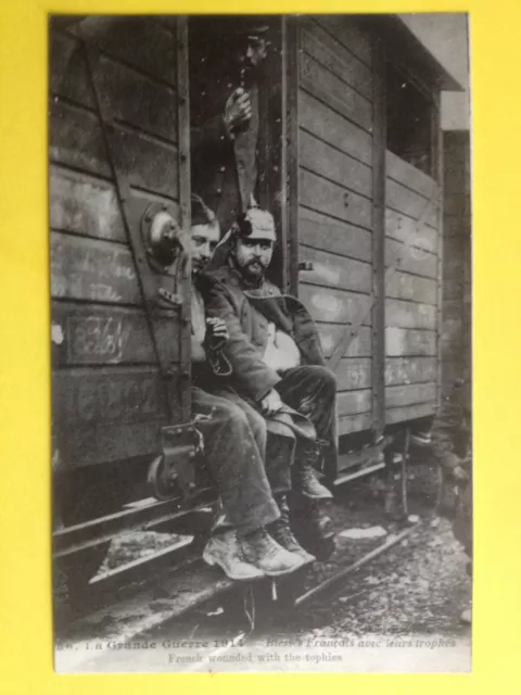 cpa GUERRE 1914 WW1 Soldats Bléssés Français TROPHÉS Casque à Pointe TRAIN Wagon