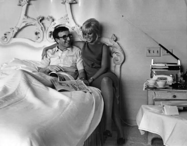 PETER SELLERS * BRITT EKLAND WELT-EXKLUSIVES ORIGINAL 8x10" DATIERTES FOTO 1964
