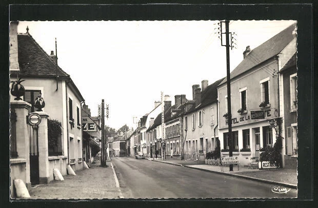 CPA Neuvy-sur-Loire, Rue Jean Jeures, Hôtel de la Gaiété