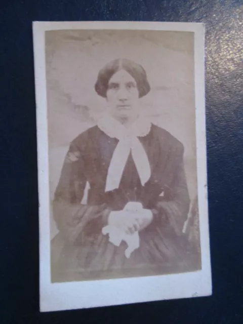 CDV Vintage Porträt einer Frau mit großem Spitzenkragen/Schleife