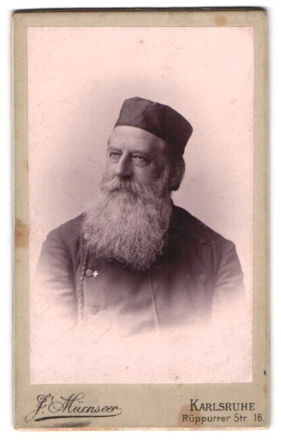 Fotografie J. Mürnseer, Karlsruhe, Rüppurrer Str. 16, Alter Mann in adretter Kl