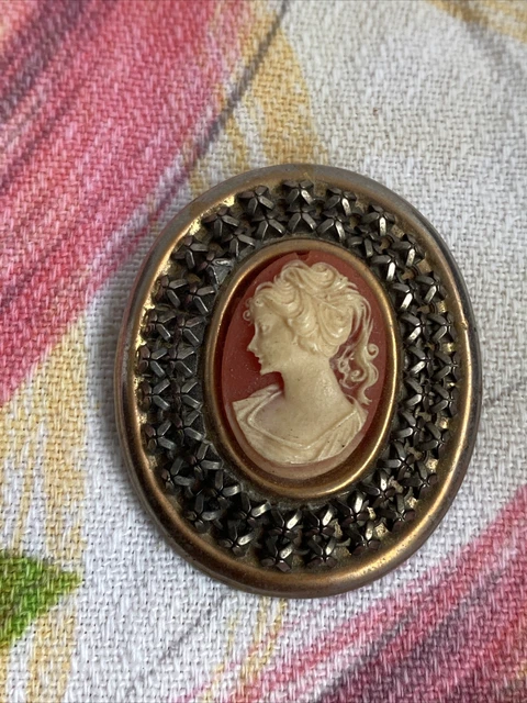 Ancienne Broche Publicitaire Damart – Style Camée – Bijou Vintage
