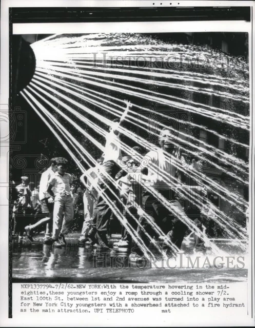 1962 Press Photo Children Enjoys The Showerhead Attached To A Fire Hydrant