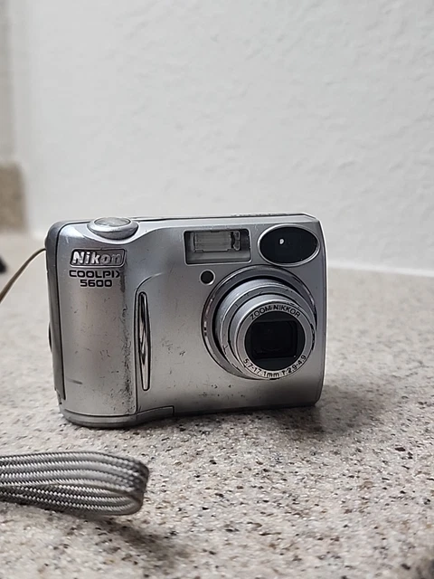 NIKON COOLPIX 5600 5.1MP Digital Camera - Silver For Parts
