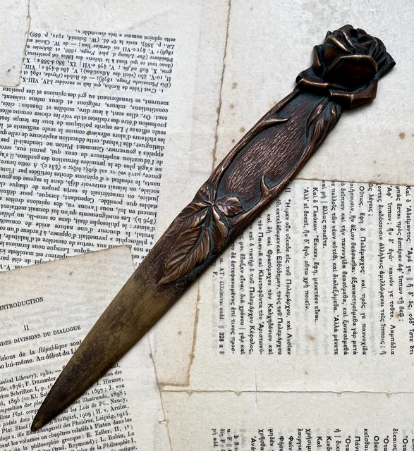 Ancien coupe papier / ouvre lettre en bronze + stylo, plume patte d
