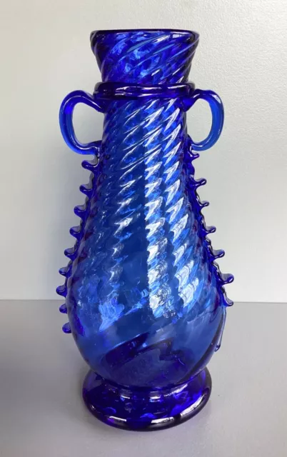 Alain GUILLOT, Vase en verre soufflé bleu à deux anses - Signé - Haut 17,7 cm