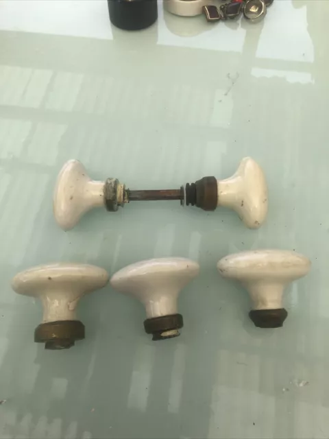 lots boutons poignees de porte ancienne en laiton et porcelaine dans l’état