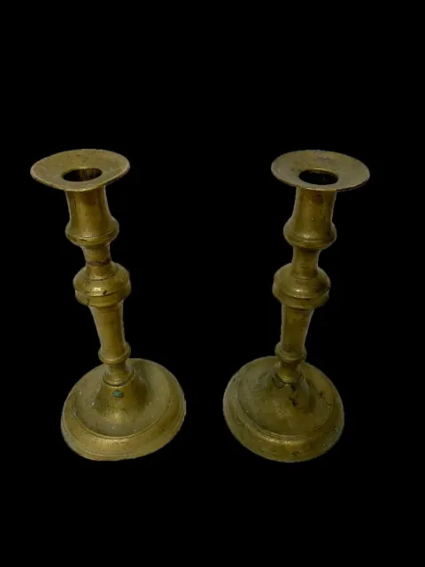 Antigua pareja de candelabros de bronce hechos a mano. Siglo XVII. 27 cm de alto
