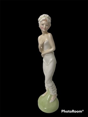 Royal Doulton Figurine Modesty Hn 2744 (1987) Retired 1991