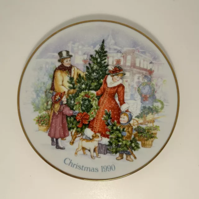 AVON Fine Collectibles "Bringing Christmas Home" 1990 Christmas Plate w/22K gold