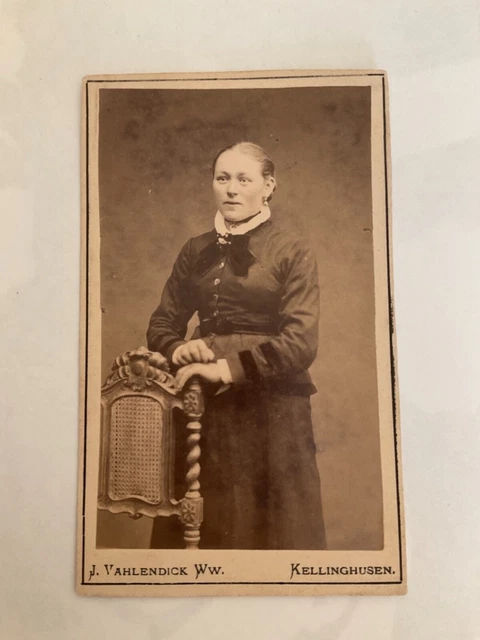 10 018- CDV Dame stehend … Kellinghusen um 1890-1900