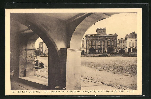 CPA Bazas, Les Arcades de la Place de la Republique et l´Hotel de Ville