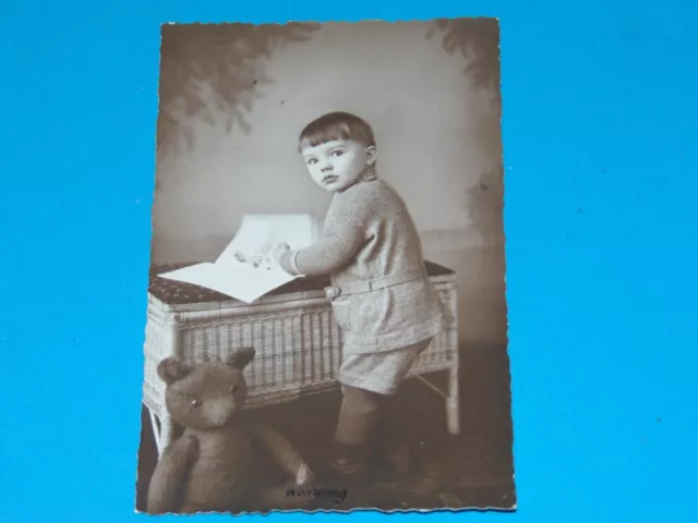 altes Foto 1939 - Kleinkind Junge mit Spielzeug Teddybär Stoffbär